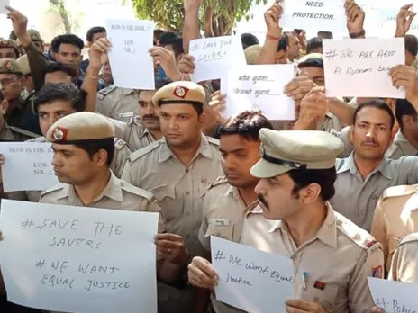 Delhi Police Protests In front of HQ Over Lawyers Attack