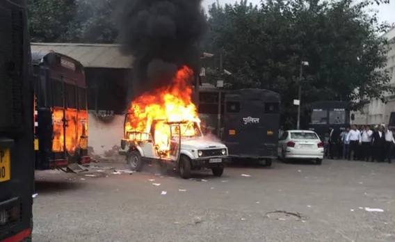 Lawyers & police clash at Tis Hazari Court