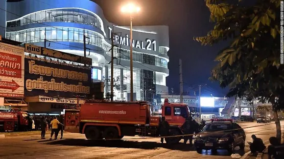 Thai soldier kills 20, on the run