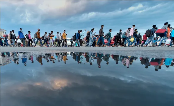 India walking home, 200 new cases