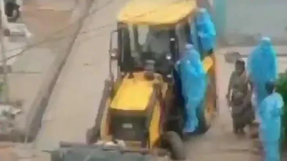 Dead body of Corona patient carried in JCB
