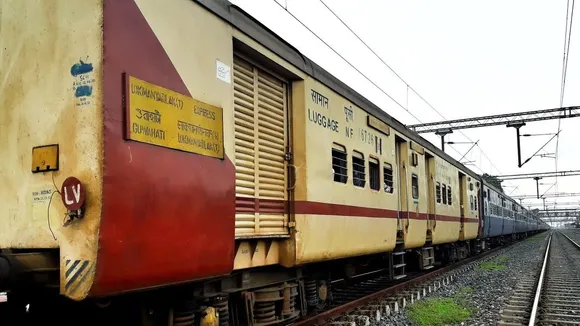 Pathsala: 2 die by jumping before Dadar Express