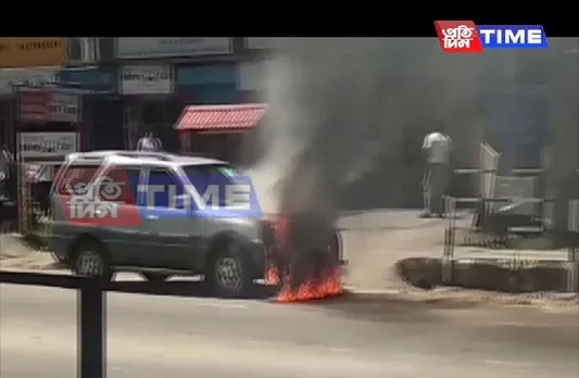 Running Car Catches Fire in Zoo Tiniali
