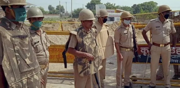 Hathras: UP Police Seals Off Village, Stops Media, Opposition From Meeting Family
