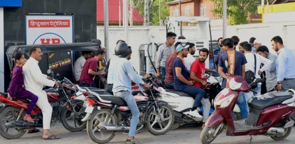 Kolkata Police re-imposed “No Helmet No Petrol’ Rule