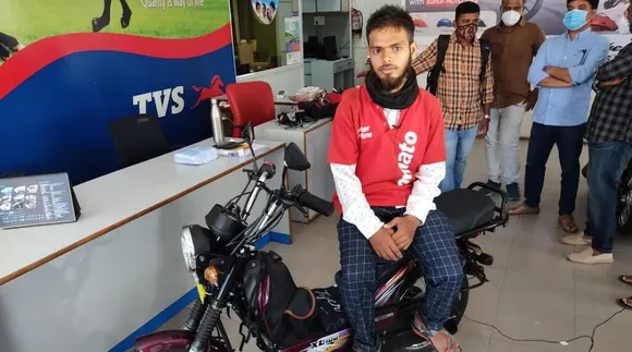 People Gifts Zomato Delivery Boy a Bike for his Dedicated Work