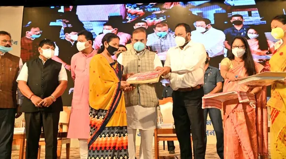 Assam CM Hands Over Cheques Of ₹2.5 Lakhs To 176 Covid-19 Widows