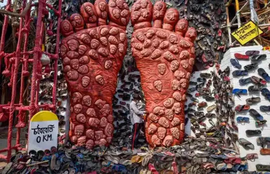 Kolkata Criticises UP Violence By Showcasing Plight Of Farmers At Puja Pandals