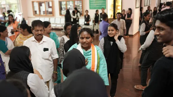 സ്വപ്‌നങ്ങള്‍ പങ്കുവെച്ച് വിദ്യാര്‍ത്ഥികള്‍, കലാലയങ്ങളില്‍ വിദ്യാര്‍ത്ഥികള്‍ക്കൊപ്പം നടന്ന് സ്ഥാനാര്‍ത്ഥി രമ്യഹരിദാസ്; പ്രചാരണത്തിനിടെ ഒപ്പം ചേർന്ന് സംവിധായകൻ ലാൽ ജോസും