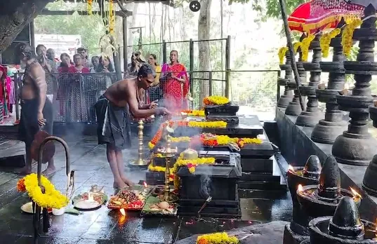 kalleli oorali mooppan kavu pooja-2