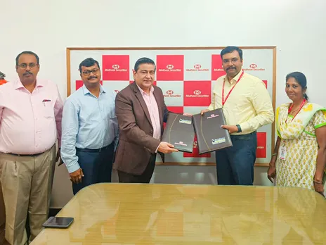 Mr. Ragesh GR, CEO, Muthoot Securities Ltd (In yellow shirt) and Mr. Aftab Alvi, Executive Director  Chief Marketing Officer, Shriram General Insurance Company (In suit) (1)