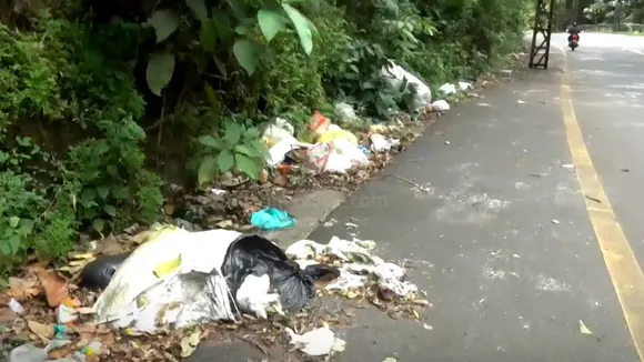 waste dumped in shabarimala road