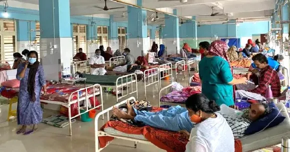 നാടുമുഴുവന്‍ കൊതുക്, ഒപ്പം ഡെങ്കിപ്പനിയും; പനിബാധിതര്‍ വര്‍ധിച്ചതോടെ ആശുപത്രികളിലെ കിടക്കകളും ഫുള്‍