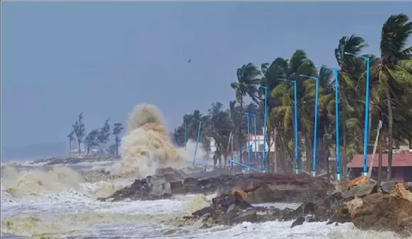 Cyclone Fengal closes in, yellow alert in Chennai