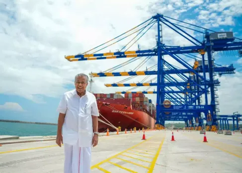 വിഴിഞ്ഞം തുറമുഖ വിഷയത്തിൽ കേന്ദ്രത്തിന്റേത് പകപോക്കൽ മനോഭാവമെന്ന് മുഖ്യമന്ത്രി. അദാനിക്ക് 817.80 കോടി വി.ജി.എഫ് നൽകുന്നതിന് കേരളം തിരിച്ചടയ്ക്കേണ്ടത് 10000-12000 കോടി. തൂത്തുക്കുടി തുറമുഖത്തിന് വെറുതേ കൊടുക്കുന്നത് 1411 കോടി. കേന്ദ്രത്തിന്റെ പണം വേണ്ടെന്നു വച്ച് അദാനിക്ക് 817.80 കോടി സർക്കാർ നൽകുമോ ?
