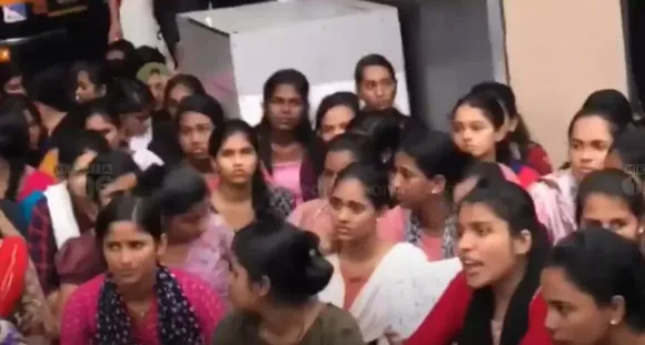 1453971-nursing-protest