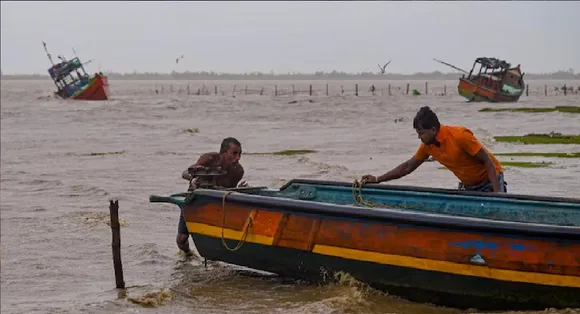 Sri Lankan Navy detains 17 Tamil Nadu fishermen for border crossing, seizes boats