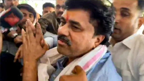 Maharashtra minister's aide 'meets' Sarpanch murder accused in custody, stirs row