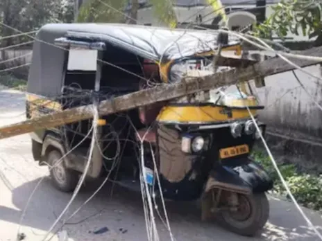 Tree falls in Guruvayur Chovvallurpady, electricity poles broken