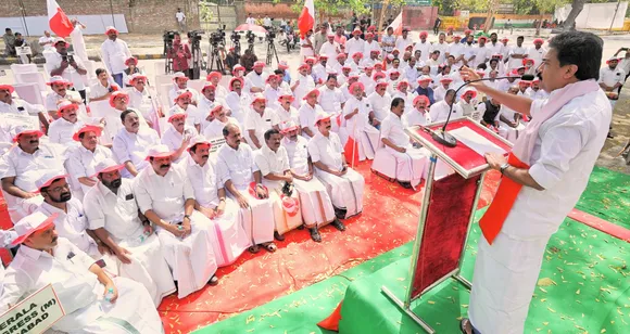 മലയോര ജനതയുടെ ദുരിതം കേന്ദ്ര വനം മന്ത്രിയെ ധരിപ്പിച്ച് കേരള കോണ്‍ഗ്രസ് (എം). പ്രശ്‌നങ്ങള്‍ കേട്ട മന്ത്രി കേരളം സന്ദര്‍ശിക്കുമെന്നു ഉറപ്പു നല്‍കി. കേരള കോണ്‍ഗ്രസ് ഉന്നയിച്ച വിഷയങ്ങളില്‍ വിശദമായ ചര്‍ച്ചകള്‍ക്കു ശേഷം തീരുമാനമെടുക്കാമെന്നും മന്ത്രി