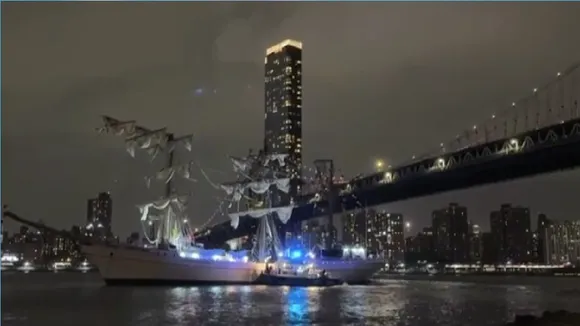 Mexican Navy ship with 200 onboard hits New York's Brooklyn Bridge, 19 injured