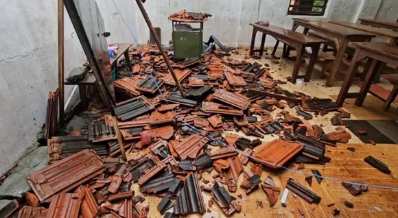 school-collapse-thrithala