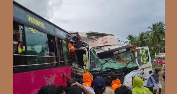 Privatebuscollidedwithlorry