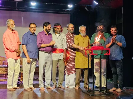 പി ജെ ആന്റണിയുടെ കഥാപാത്രത്തിൽ നിന്നും സ്മൃതി ജ്വാല സ്വീകരിച്ച് കെ പി കുമാരൻ ഉദ്_ഘാടനം നിർവ്വഹിക്കുന്നു. എം.വി ഗോപകുമാർ, പി.വി ശിവൻ, കെ പി രാമനുണ്ണി, അമ്പൂട്ടി,   മധുപാൽ, സാബു കോട്ടുക്കൽ, ഡോ.പ്രമോദ് പ