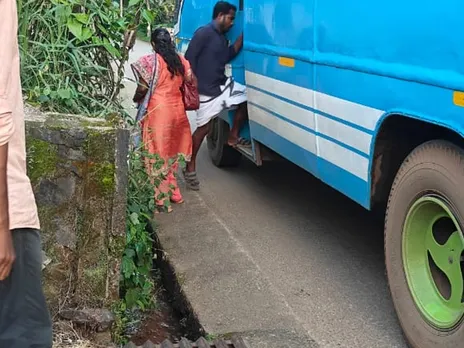 coujusted bus stop-1