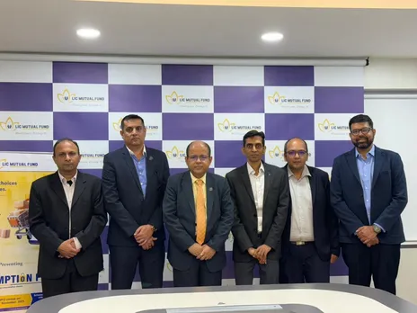 L-R Sumit Bhatnagar - Equity Fund Manager, Prashant Thakkar - President Retail StrategyOperationsTechnology, RK Jha, MD  CEO, Yogesh Patil - Equity CIO, Karan Doshi - Equity Fund Manager, Saurabh V