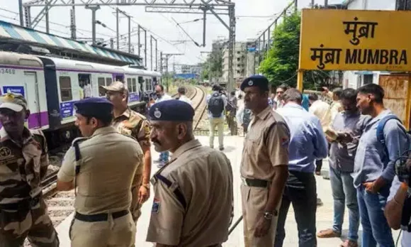 2720561-thane-train-accident