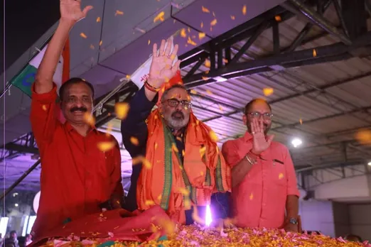 അനന്തപുരിയെ അലകടലാക്കി ബിജെപിയുടെ റോഡ് ഷോ. തിരുവനന്തപുരം ലോക്സഭ മണ്ഡലം എൻഡിഎ സ്ഥാനാർഥി രാജീവ്‌ ചന്ദ്രശേഖറിന് തലസ്ഥാന നഗരിയിൽ ഉജ്ജ്വല വരവേൽപ്പ്. ജനസാ​ഗരമാണ് റോഡ് ഷോയിൽ പങ്കുചേർന്നത്. കേന്ദ്രമന്ത്രി കൂടിയായ രാജീവ്‌ ചന്ദ്രശേഖറിന്റെ വരവോടു കൂടി പത്മനാഭന്റെ മണ്ണിൽ  പോരാട്ടം തീപാറുമെന്ന് ഉറപ്പായി