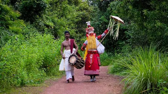 തിരുവോണനാളിൽ താളം ചവിട്ടിയും മണികിലുക്കിയും ഗ്രാമ വഴികളിൽ  ഓണപ്പൊട്ടൻ എത്തും ! ഓണത്തിന്റെ വരവറിയിച്ചെത്തുന്ന ഓണപ്പൊട്ടന്റെ കഥ ഇങ്ങനെ