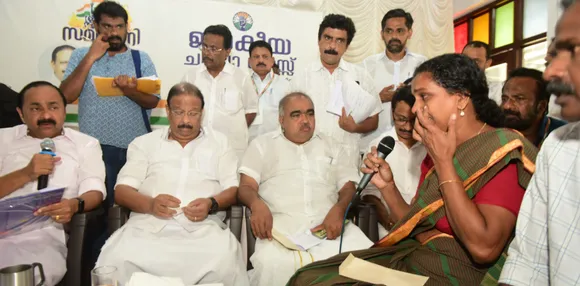 പരിഹാരം വേണ്ട പരാതികളുമായി ആലപ്പുഴയുടെ പൊതുസമൂഹം ഒന്നാകെ കോൺഗ്രസ്സിന്റെ 'സമരാഗ്നി'യിൽ. മക്കളെ ഓർത്തുള്ള അമ്മമാരുടെ നൊമ്പരം മുതൽ ദളിത് ക്രൈസ്തവരുടെ പ്രശ്നങ്ങൾ വരെ ചർച്ച ചെയ്ത് 'സമരാഗ്നി'യിലെ ചർച്ച സദസ്സ്. കേന്ദ്ര-സംസ്ഥാന സർക്കാരുകളുടെ ജനദ്രോഹ നയങ്ങളിൽ വലഞ്ഞ ജനതക്ക് ആശ്വാസമായി വി.ഡി സതീശനും കെ. സുധാകരനും നയിക്കുന്ന പ്രക്ഷോഭയാത്ര