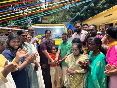 റാന്നി നാറാണംമൂഴി ബഡ് സ്കൂളിൽ ഓണ സമ്മാനമായി സ്കൂൾ ബസ് എത്തി; പുത്തൻ വാഹനം തങ്ങൾക്ക് സ്വന്തം എന്നറിഞ്ഞപ്പോൾ ബഡ്സ്കൂളിലെ കുരുന്നുകളുടെ മുഖത്ത് തെളിഞ്ഞത് നക്ഷത്ര പുഞ്ചിരി