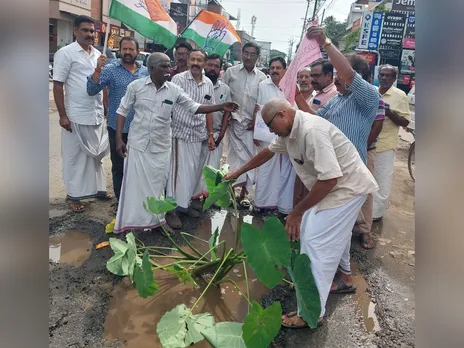 ponnani mandalam congress protest on road