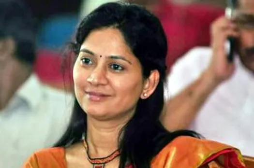 ഒരു കമന്റ് ഇട്ടതിന് എന്തൊരു ആക്രമണം ആയിരുന്നു... വ്യാജസഖാക്കള്‍ നന്നായി അതിനെ കൊഴുപ്പിച്ചു... അയ്യോ എന്റെ അക്കൗണ്ട് വരെ പൂട്ടിക്കും എന്ന് പറഞ്ഞവരുണ്ട്....  വ്യക്തിപരമായി ചിലര്‍ക്കൊക്കെ ചില്ലറ വിരോധമൊക്കെ ഉണ്ട് എന്ന് ചില കമന്റിലൂടെ മനസ്സിലായി... എന്റെ കുടുംബ ജീവിതം വരെ ചില കമന്റില്‍ പരാമര്‍ശിച്ചത് കണ്ടു.... അവരെയൊക്കെ സഖാവ് എന്ന് സംബോധന ചെയ്യാന്‍ ഞാന്‍ അറയ്ക്കും.... സൈബര്‍ ഗുണ്ടായിസം എന്നല്ലാതെ എന്താണ് ഇതിനൊക്കെ പറയേണ്ടത്...  വിമര്‍ശനങ്ങളോട് പ്രതികരിച്ച് പ്രതിഭ