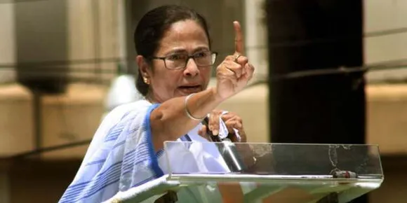 ബംഗാളില്‍ തദ്ദേശ തെരഞ്ഞെടുപ്പിനിടെയുണ്ടായ ആക്രമണങ്ങളില്‍ പൊലിഞ്ഞത് 19 ജീവൻ; വിഷയത്തില്‍ സര്‍ക്കാര്‍ കക്ഷി രാഷ്ട്രീയം നോക്കില്ലെന്ന് മുഖ്യമന്ത്രി മമത ബാനർജി. കൊല്ലപ്പെട്ടവരുടെ കുടുംബങ്ങള്‍ക്ക് രണ്ടു ലക്ഷം രൂപയും ജോലിയും നൽകും. അക്രമം അഴിച്ചുവിട്ട് രാഷ്ട്രീയ ലാഭം നേടുന്നത് ആര്? ബംഗാളിനെ വിഭജിക്കാന്‍ അനുവദിക്കില്ലെന്ന് മമതയും ആവർത്തിച്ചു പറയുന്നു