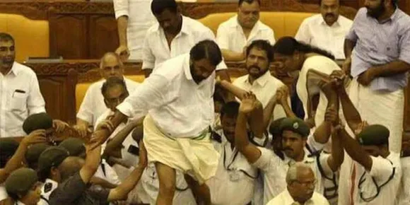 നിയമസഭാ കൈയാങ്കളി കേസ്; കുറ്റം നിഷേധിച്ച് പ്രതികൾ, ദൃശ്യങ്ങൾ പ്രതിഭാഗത്തിന് നൽകണമെന്ന് കോടതി