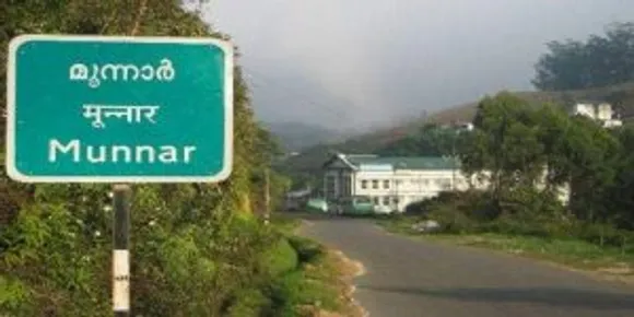 ഓണ്‍ലൈനിലൂടെ ബുക്ക് ചെയ്ത മുറി നല്‍കിയില്ല, ചോദ്യം ചെയ്തപ്പോള്‍ യുവതികളുടെ ഷാള്‍ വലിച്ചു കീറി , നിലത്തിട്ട് കസേരകൊണ്ട് അടിച്ചു  ;യാത്രാ സംഘത്തെ ഹോട്ടല്‍ ജീവനക്കാര്‍ മര്‍ദിച്ചെന്ന് പരാതി