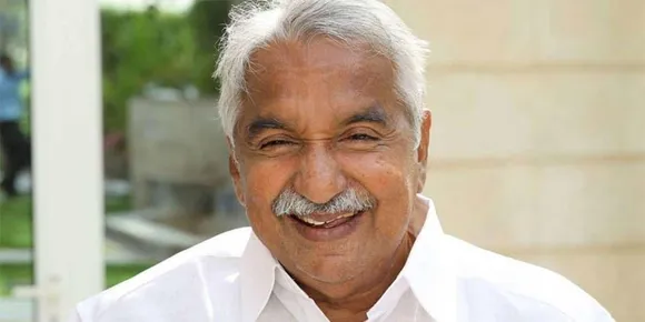 ധനകാര്യമന്ത്രിയായിരിക്കെ പൊതു പരിപാടിയില്‍ പങ്കെടുക്കാന്‍ പോകുമ്പോള്‍ ധരിച്ചത് കരിമ്പന്‍ നിറഞ്ഞ കീറിയ ഷര്‍ട്ട് ! പുതുപ്പള്ളിയിലെ വീട്ടില്‍ കണ്ട വട്ടമല മാത്യുവിനെയും കാറില്‍ കയറ്റി പത്തനംതിട്ടയിലേക്ക് ഉമ്മന്‍ചാണ്ടിയുടെ യാത്ര. യാത്രയ്ക്കിടയില്‍ മാത്യുവിന്റെ ഷര്‍ട്ട് ഊരി വാങ്ങി പൊതുപരിപാടികളില്‍ പങ്കെടുത്തു ! ഉമ്മന്‍ചാണ്ടിക്ക് മാത്രം കഴിയുന്ന ചില കാര്യങ്ങള്‍