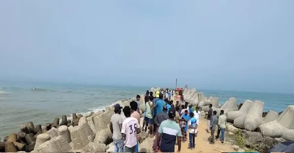 മുതലപ്പൊഴി‍യിൽ ബോട്ട് മറിഞ്ഞ് കാണാതായ ഒരു മത്സ്യത്തൊഴിലാളിയുടെ മൃതദേഹം കണ്ടെത്തി; മൃതദേഹം പാറക്കല്ലുകൾക്കിടയിൽ കുടുങ്ങിയ നിലയിൽ