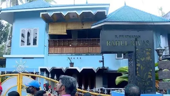വർക്കല തീപിടുത്തം; പൊലീസും ഫൊറൻസിക്കും ചേർന്ന് തീപ്പിടിത്തം പുനരാവിഷ്ക്കരിച്ചു; തീ പടർന്നത് കാർ പോർച്ചിൽ നിന്നോ വീട്ടിനുള്ളിൽ നിന്നോ ആകാമെന്ന് നിഗമനം; കത്തിയ ഹാർഡ് ഡിസ്ക്കിലെ ദൃശ്യങ്ങൾ വീണ്ടെടുക്കാൻ സി ഡാക്കിന്റെ സഹായം തേടുമെന്ന് പൊലീസ്