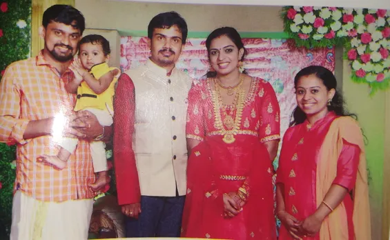 16 വർഷത്തിനു ശേഷം ഡോ.വിഷ്ണു മടക്കല ചെത്തി ബാറ്റുണ്ടാക്കി..... അനിയൻ ഡോ.ജിഷ്ണു കടലാസ് ചുരുട്ടി പന്തുണ്ടാക്കി..... ബാറ്റിൽ വിരിഞ്ഞ ഓർമ്മകൾ... ..ഒന്നര പതിറ്റാണ്ടു മുമ്പത്തെ കളിയോർമ്മകളുടെ പിച്ചിലേക്ക് ഈ ഡോക്ടർ സഹോദരങ്ങൾ ......