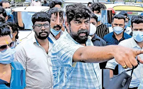 കൊച്ചിയിലെ സമരത്തില്‍ പങ്കെടുത്ത പ്രവര്‍ത്തകര്‍ കേസില്‍ കുടുങ്ങിയാല്‍ കൈവിടില്ലെന്ന് കോണ്‍ഗ്രസ് നേതൃത്വം ! നേതാക്കളെയും പ്രവര്‍ത്തകരെയും അറസ്റ്റു ചെയ്താല്‍ ജാമ്യം നേടാനുള്ള നീക്കം സജീവം. നിയമ വിദഗ്ദരുമായി നേതൃത്വം ചര്‍ച്ച നടത്തി. ടോണി ചമ്മണിയെ ഇന്നു അറസ്റ്റു ചെയ്യുമെന്ന് സൂചന ! മുതിര്‍ന്ന നേതാക്കളെയും അറസ്റ്റു ചെയ്യും. ജോജുവിനെതിരെ തെളിവുകള്‍ ശേഖരിച്ച് കോണ്‍ഗ്രസ് നേതൃത്വം