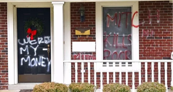 മുൻനിര യുഎസ് റിപ്പബ്ലിക്കൻ, ഡെമോക്രാറ്റ് നേതാക്കളുടെ വീടുകൾക്ക് നേരെ ഗ്രാഫിറ്റി ആക്രമണം !