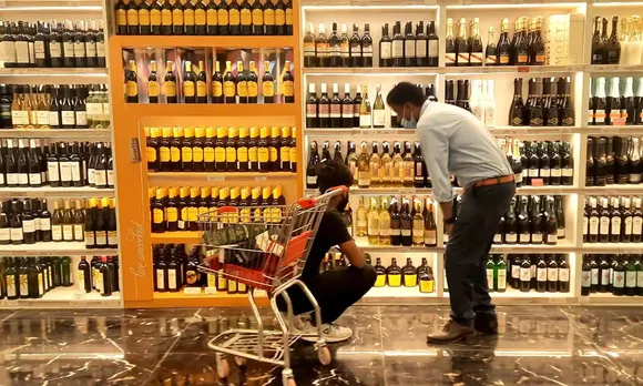 ഡൽഹിയിൽ മദ്യവിലയിൽ 25 % ഡിസ്‌കൗണ്ട്... ! കേരളത്തിൽ മദ്യവില വീണ്ടും ഉയർത്താൻ പോകുകയാണ്. ബെവ്‌കോ നഷ്ടത്തിലാണെന്നു മന്ത്രിതന്നെ പറഞ്ഞപ്പോൾ പലരും മൂക്കത്തു വിരൽവച്ചുപോയി. കേരളത്തിലെ മദ്യവിലയുടെ 40 -50 ശതമാനം വിലക്കുറവാണ് മദ്യത്തിന് മറ്റു പല സംസ്ഥാനങ്ങളിലും. കേരളത്തിൽ ഇതൊക്കെ നടക്കുമോ എന്നാണറിയേണ്ടത്