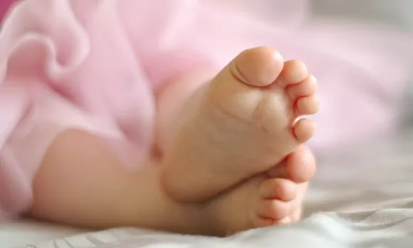 കർ‌ണാടകത്തിൽ വോട്ട് ചെയ്യാനെത്തിയ യുവതി പോളിംഗ് സ്റ്റേഷനില്‍ പ്രസവിച്ചു; പ്രാഥമികാരോഗ്യ കേന്ദ്രത്തിലേക്ക് മാറ്റി