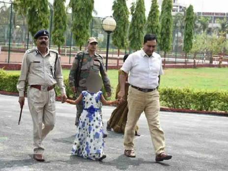 ജയിലില്‍ ജനിച്ചുവളര്‍ന്ന പെണ്‍കുട്ടി ഇപ്പോള്‍ ജെയിൻ ഇന്റർനാഷണൽ സ്‌കൂളില്‍ വിഐപി വിദ്യാര്‍ഥിനിയാണ് ! തടവുകാരിയായ അമ്മ ജയിലില്‍ അവളെ പ്രസവിച്ച ശേഷം മരണത്തിനു കീഴടങ്ങി. പിന്നെ ആ ബാലികയുടെ കഥ ഇങ്ങനെ ...