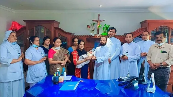 ഉണ്ണിയേശുവിന്റെ തിരുപ്പിറവി നാളിൽ ജനിച്ച കുഞ്ഞുവാവയ്ക്ക് ചാലക്കുടി സെന്റ് ജെയിസ് ആശുപത്രി വക സ്വർണ്ണനാണയം